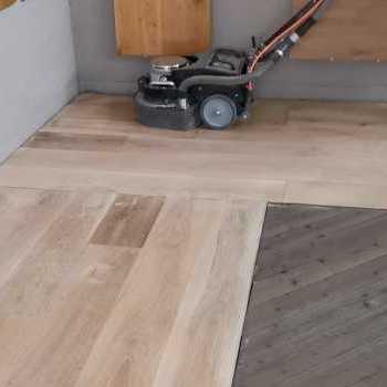 Rilevigatura e verniciatura di un pavimento in parquet di legno